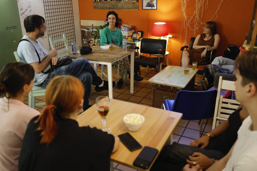 Una decena de jóvenes participa en el taller para encontrar pareja, 'No sé ligar' impartido en Santiago de Compostela, impartido por la pedagoga María Benito (izq). EFE/Lavandeira jr