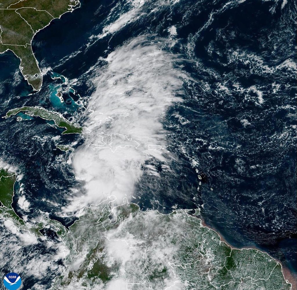 Fotografía satelital cedida este jueves, 23 de octubre, por la Oficina Nacional de Administración Oceánica y Atmosférica de Estados Unidos (NOAA), a través del Centro Nacional de Huracanes (NHC), donde se muestra la localización de la tormenta tropical Melissa en el mar del Caribe. EFE/NOAA