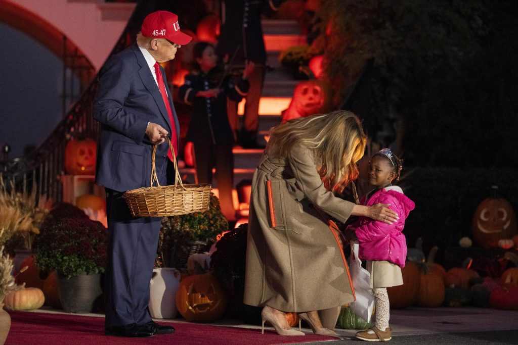 El presidente de Estados Unidos, Donald Trump, y la primera dama, Melania Trump, organizan un evento de "truco o trato" de Halloween en el jardín sur de la Casa Blanca en Washington, D.C., Estados Unidos, el 30 de octubre de 2025.. EFE/EPA/Aaron Schwartz