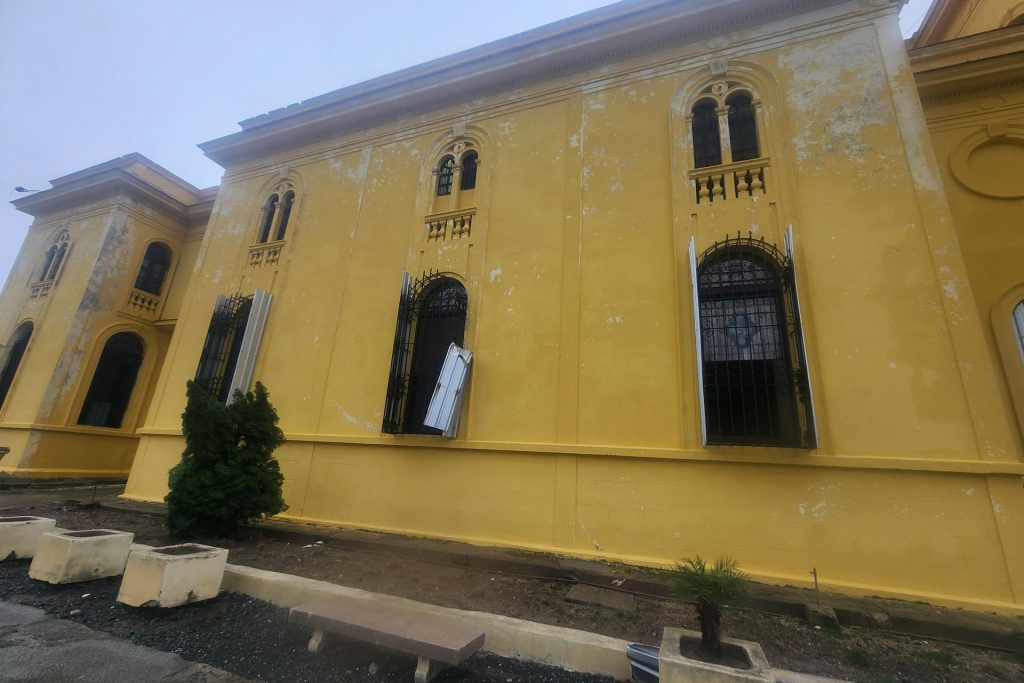 Fotografía cedida por el párroco Rogelio Dean Puerta del Santuario de la Virgen de la Caridad del Cobre que muestra los daños en el templo tras el paso del huracán Melissa, este miércoles en Santiago de Cuba (Cuba). EFE/ Rogelio Dean Puerta