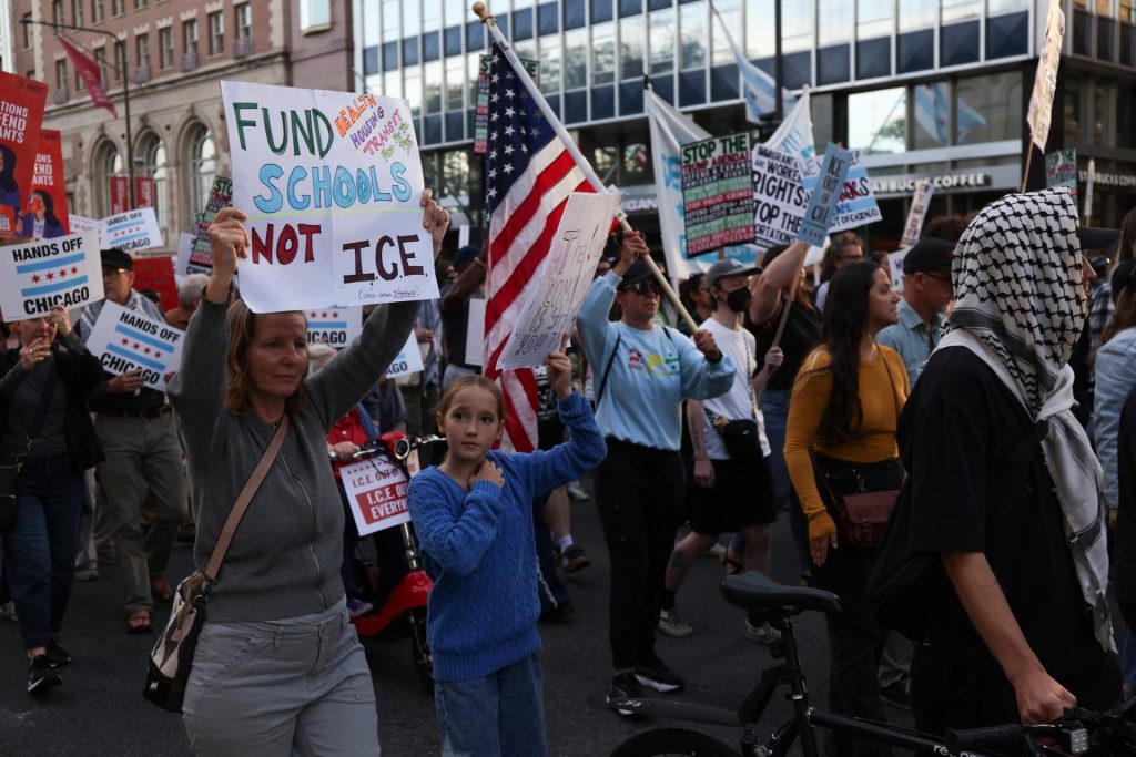 Fotografía del 9 de septiembre de 2025 que muestra a personas que participan en una protesta contra ICE en Chicago (EE.UU.). EFE/EPA/ABLE URIBE