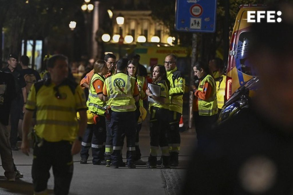 Técnicos de emergencias en las inmediaciones del lugar en el que el derrumbe parcial de un edificio en pleno centro de Madrid, en una calle situada cerca de la plaza de Ópera, ha dejado por el momento tres trabajadores heridos -uno de ellos grave- y cuatro desaparecidos, a los que los servicios de emergencia siguen buscando. EFE/ Fernnado Villar