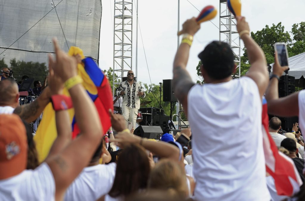 El salsero colombiano Willy García (c) fue captado este domingo, 5 de octubre, durante su presentación en el Día Nacional de la Salsa 2025, en la Plaza de la Independencia, en San Juan (Puerto Rico). EFE/Thais Llorca