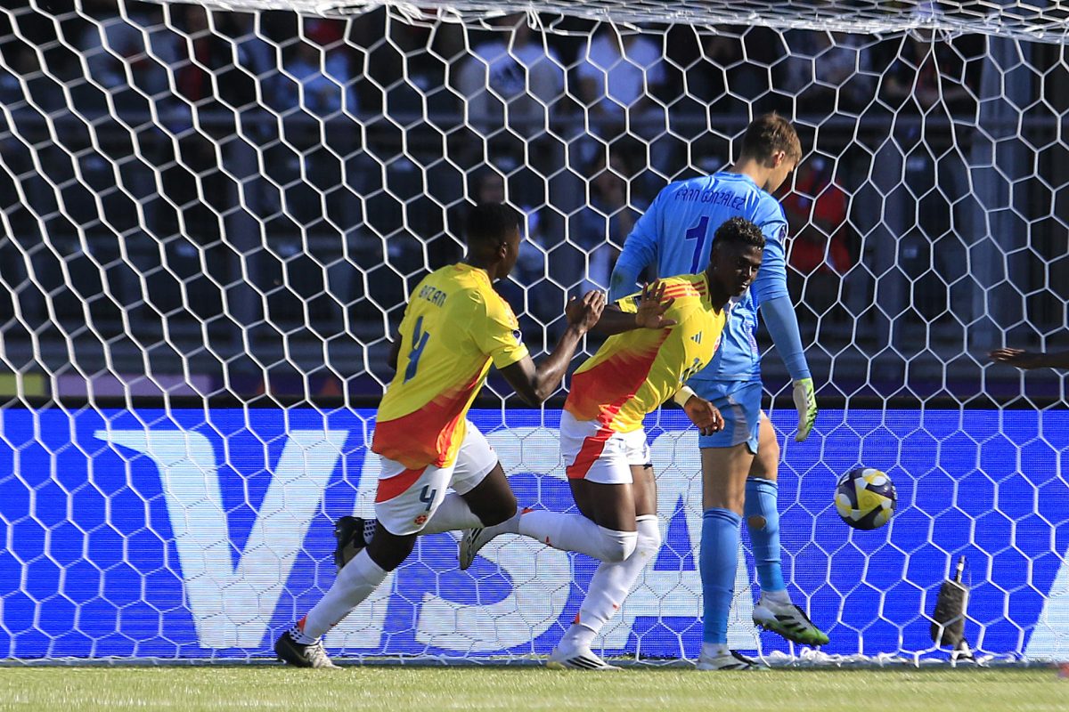 Néiser Villarreal (c) de Colombia celebra el primero de sus tres goles este sábado en el partido de cuartos de final de la Copa Mundial Sub-20 ante España en el estadio Fiscal de Talca (Chile). EFE/ Benjamín Hernández
