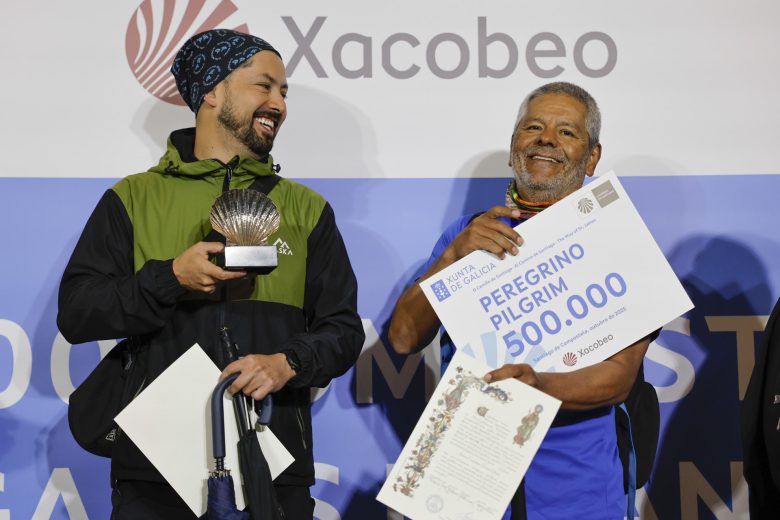 Un colombiano de 70 años, el peregrino 500.000 del Camino de Santiago en 2025 | Qué Pasa