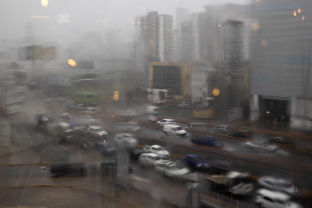 Vehículos transitan por la avenida John F. Kennedy bajo la lluvia provocada por el huracán Melissa el pasado lunes en Santo Domingo (República Dominicana). EFE/ Orlando Barría
