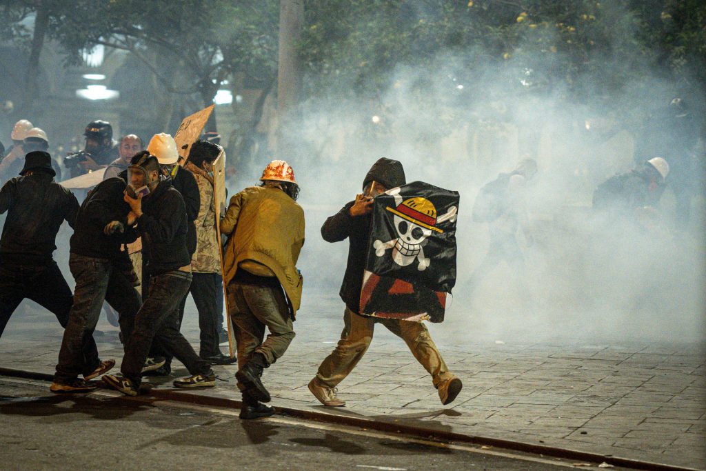 Manifestantes se enfrentan con integrantes de la Policía de Perú este miércoles, en Lima (Perú). EFE/ John Reyes Mejía