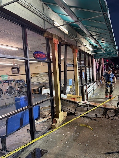 Momentos de pánico se vivieron en el centro de Durham en la tarde del domingo 9 de noviembre, luego que una camioneta se estrellara contra un local comercial.