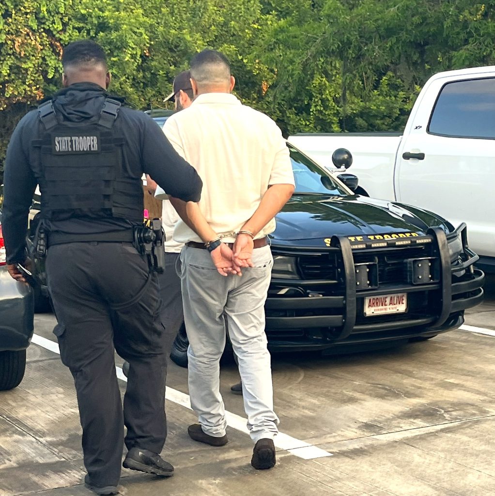 El Servicio de Ciudadanía e Inmigración de Estados Unidos (USCIS) anunció que ha recibido más de 35,000 solicitudes de empleo desde el inicio de su campaña nacional de contratación el pasado 30 de septiembre, una cifra sin precedentes en la historia de la agencia.