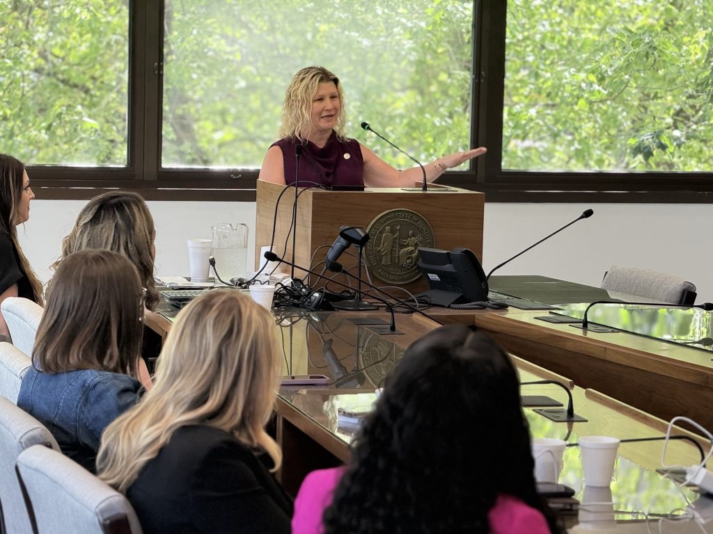 La representante estatal Laura Budd rechazó de manera contundente la propuesta de enviar agentes de la Patrulla Fronteriza y miembros de la Guardia Nacional a Charlotte. 