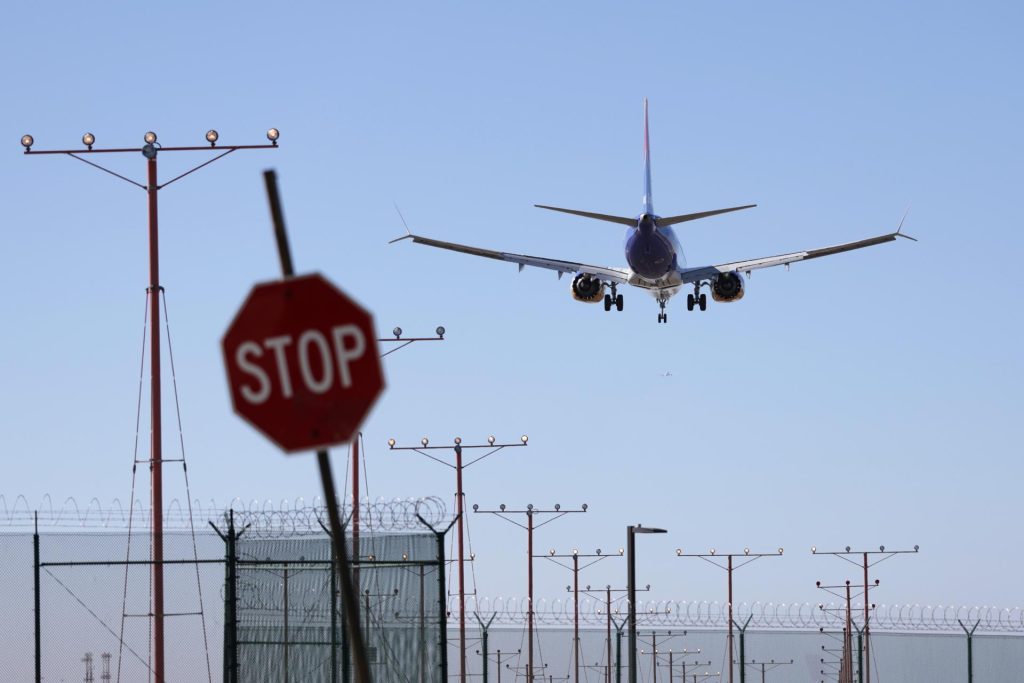 Un avión desciende para aterrizar en el Aeropuerto Internacional de Los Ángeles (LAX) en Los Ángeles, California, EE.UU. EFE/ALLISON DINNER
 
//////////
 
LOS ANGELES (United States), 08/11/2025.- An airplane descends for landing at Los Angeles International Airport (LAX) in Los Angeles, California, USA, 07 November 2025. US airlines started canceling hundreds of flights on 07 November 2025, hours after the Federal Aviation Administration (FAA) ordered the cuts amid the current US government shutdown. EFE/EPA/ALLISON DINNER