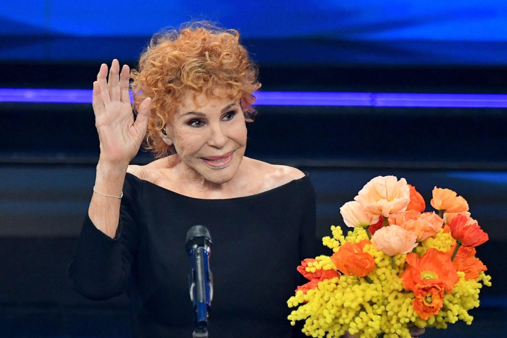 Fotografía de archivo del 6 de marzo de 2021 de la cantante italiana Ornella Vanoni en la edición 71 del Festival de la Canción de San Remo en San Remo (Italia). EFE/EPA/ETTORE FERRARI