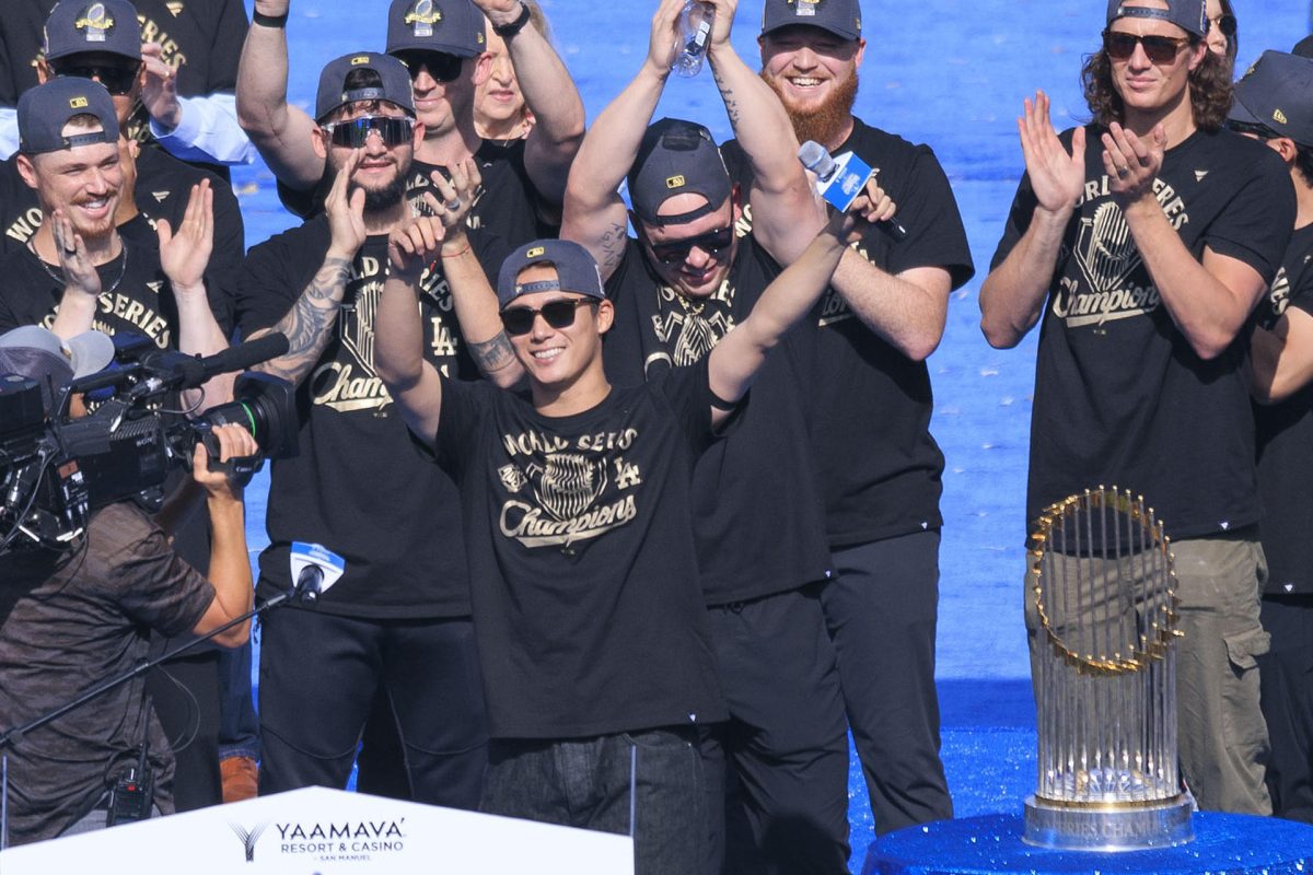 Yoshinobu Yamamoto (c) de Los Dodgers de Los Ángeles celebra durante el festejo por el título de la Serie Mundial de béisbol 2025 este lunes, en el Dodger Stadium. EFE/ Javier Rojas