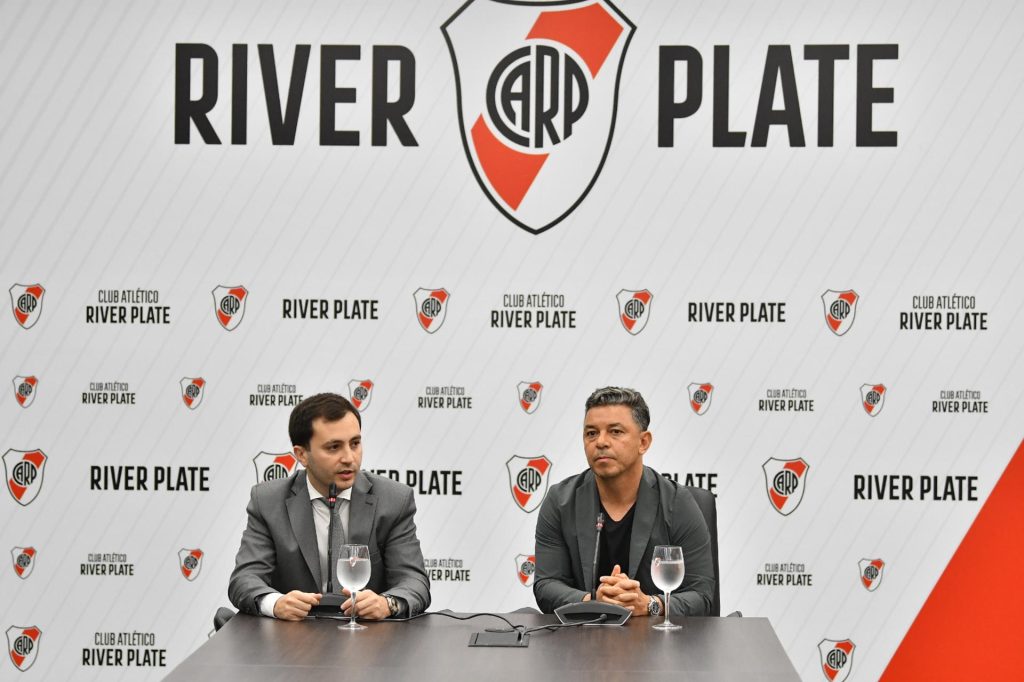 Fotografía cedida por River Plate de su entrenador, Marcelo Gallardo (der.), y su nuevo presidente, Stefano di Carlo, durante una rueda de prensa este miércoles en Buenos Aires (Argentina). Gallardo extendió hasta diciembre de 2026 su contrato. EFE/ River Plate
