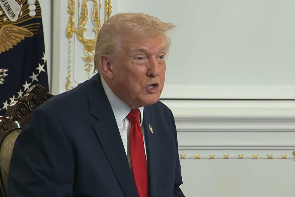 Captura de video tomado de una transmisión de la Casa Blanca del presidente de Estados Unidos, Donald Trump, durante una declaración este jueves, desde Palm Beach. EFE/ Casa Blanca