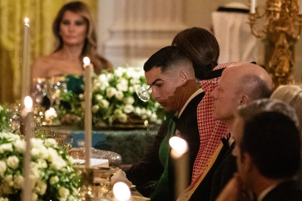 El futbolista portugués Cristiano Ronaldo observa mientras el presidente de EEUU, Donald Trump, pronuncia un discurso en una cena ofrecida al príncipe heredero y primer ministro del Reino de Arabia Saudita, Mohammed bin Salman, en la Casa Blanca, Washington, D.C. (EE.UU.). EFE/ANNA ROSE LAYDEN / POOL