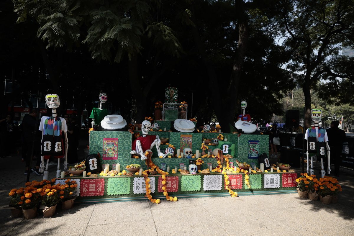Fotografía que muestra la Ofrenda FIFA este sábado, durante las festividades del Día de Muertos, en Ciudad de México (México). EFE/ José Méndez
