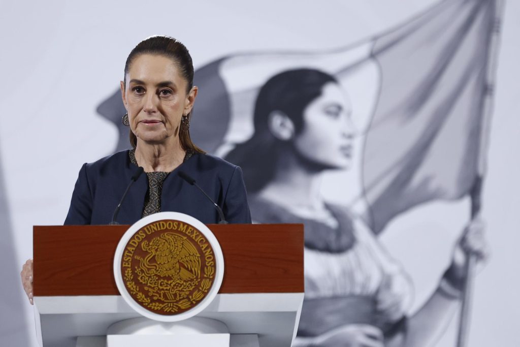 La presidenta de México, Claudia Sheibaum, habla durante una rueda de prensa en el Palacio Nacional en Ciudad de México (México). EFE/Sáshenka Gutiérrez