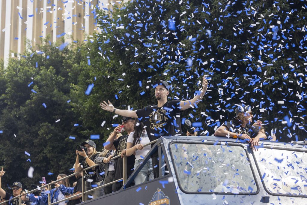 El lanzador de los Dodgers de Los Ángeles Blake Snell celebra durante el desfile del campeonato de la Serie Mundial este 3 de noviembre de 2025. EFE/EPA/JILL CONNELLY