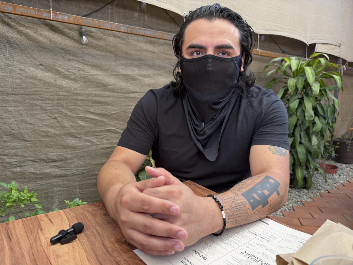 El fundador del Colectivo DLR, Andy Torres, habla durante una entrevista para EFE este viernes, en el estado de Oaxaca (México). EFE/ Jesús Méndez
