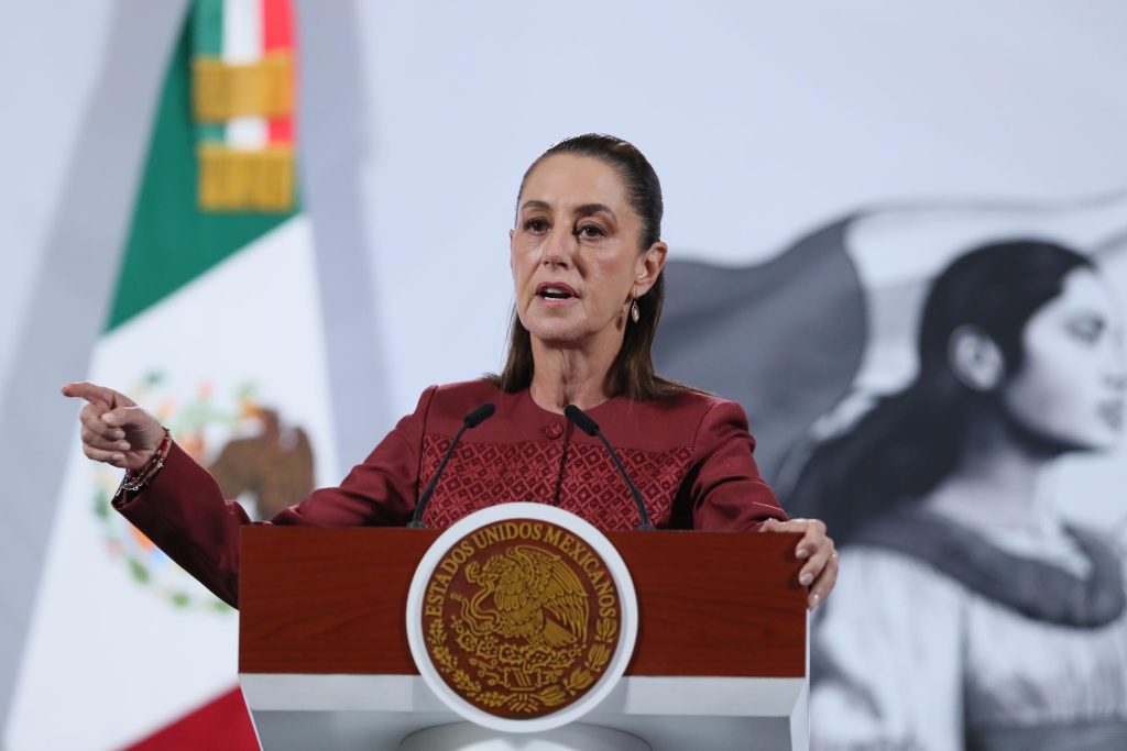 La presidenta de México, Claudia Sheinbaum, habla durante una rueda de prensa este lunes, en Palacio Nacional de la Ciudad de México (México). EFE/ Mario Guzmán