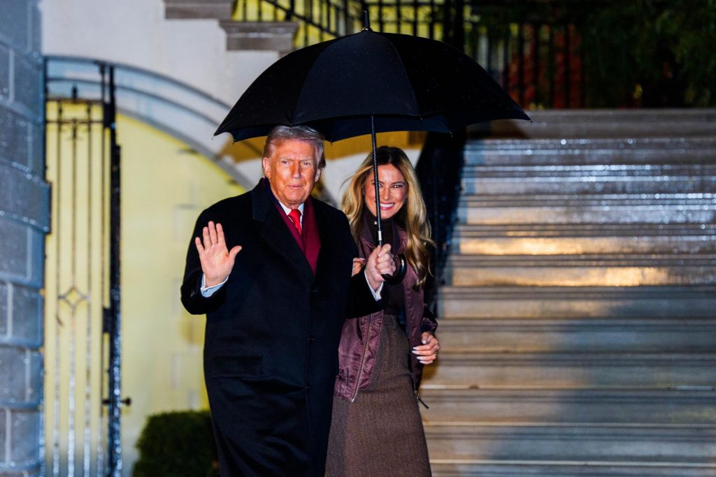 El presidente de Estados Unidos, Donald Trump (i), y la primera dama, Melania Trump (d), caminan por el jardín sur de la Casa Blanca antes de abordar el Marine One en Washington, D.C. EFE/EPA/AARON SCHWARTZ / POOL