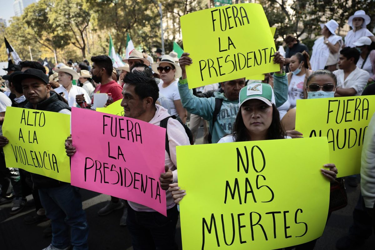 Personas sostienen carteles durante una protesta este sábado, en Ciudad de México (México). EFE/ José Méndez
