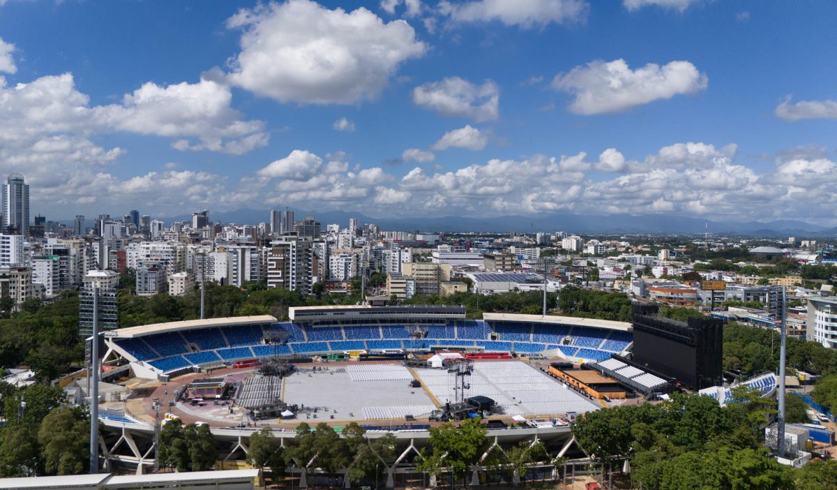 AME835. SANTO DOMINGO (REPÚBLICA DOMINICANA), 20/11/2025.- Fotografía aérea del Estadio Olímpico Félix Sánchez previo al concierto del cantante puertorriqueño Bad Bunny, este jueves, en Santo Domingo (República Dominicana). Bad Bunny se presentará el 21 de noviembre en Santo Domingo como parte del inicio de su gira mundial ‘Debí tirar más fotos world tour’. EFE/ Red Laboratorio Visual
