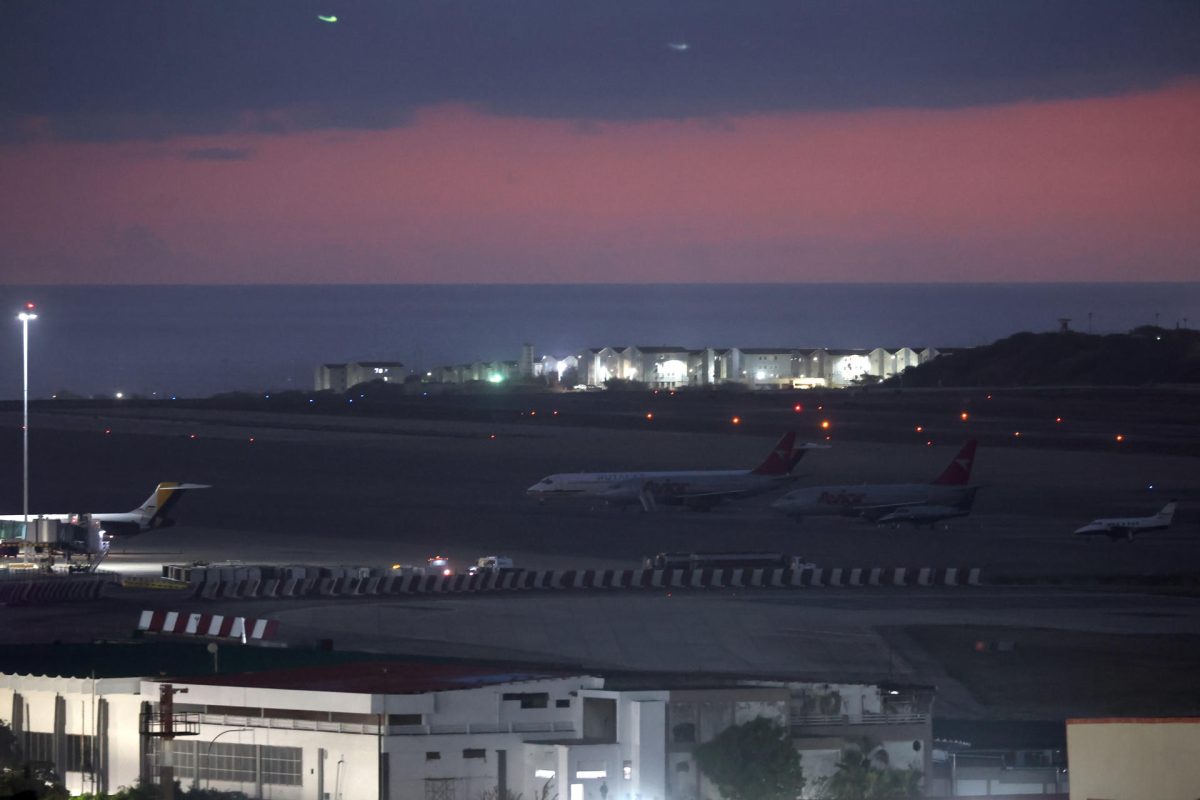 Fotografía que muestra aviones en la pista del aeropuerto internacional Simón Bolívar este sábado, en Maiquetía (Venezuela). EFE/ Miguel Gutierrez
