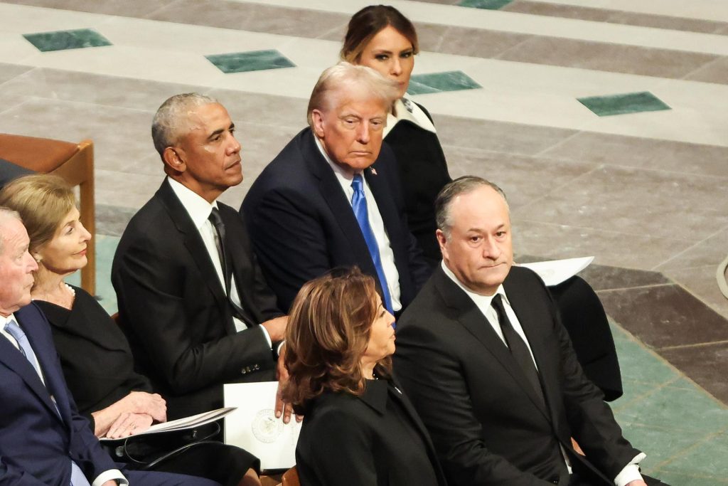 Foto de archivo del presidente de Estados Unidos, Donald Trump y el expresidente de Estados Unidos, Barack Obama. EFE/SAMUEL CORUM
