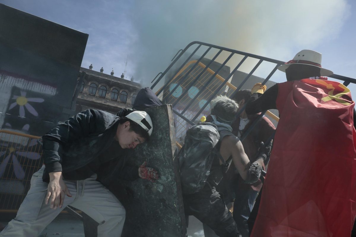 Manifestantes derriban vallas en una protesta este sábado, en inmediaciones del Palacio Nacional en Ciudad de México (México). EFE/ José Méndez
