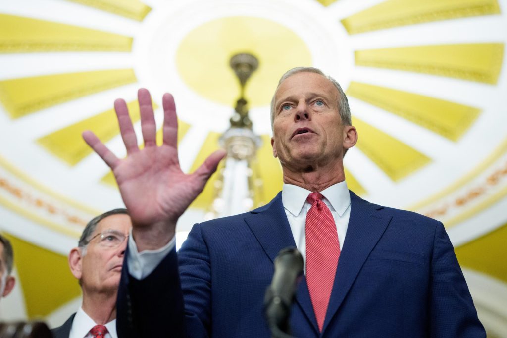 Fotografía del líder de la mayoría del Senado estadounidense, John Thune. EFE/Aaron Schwartz