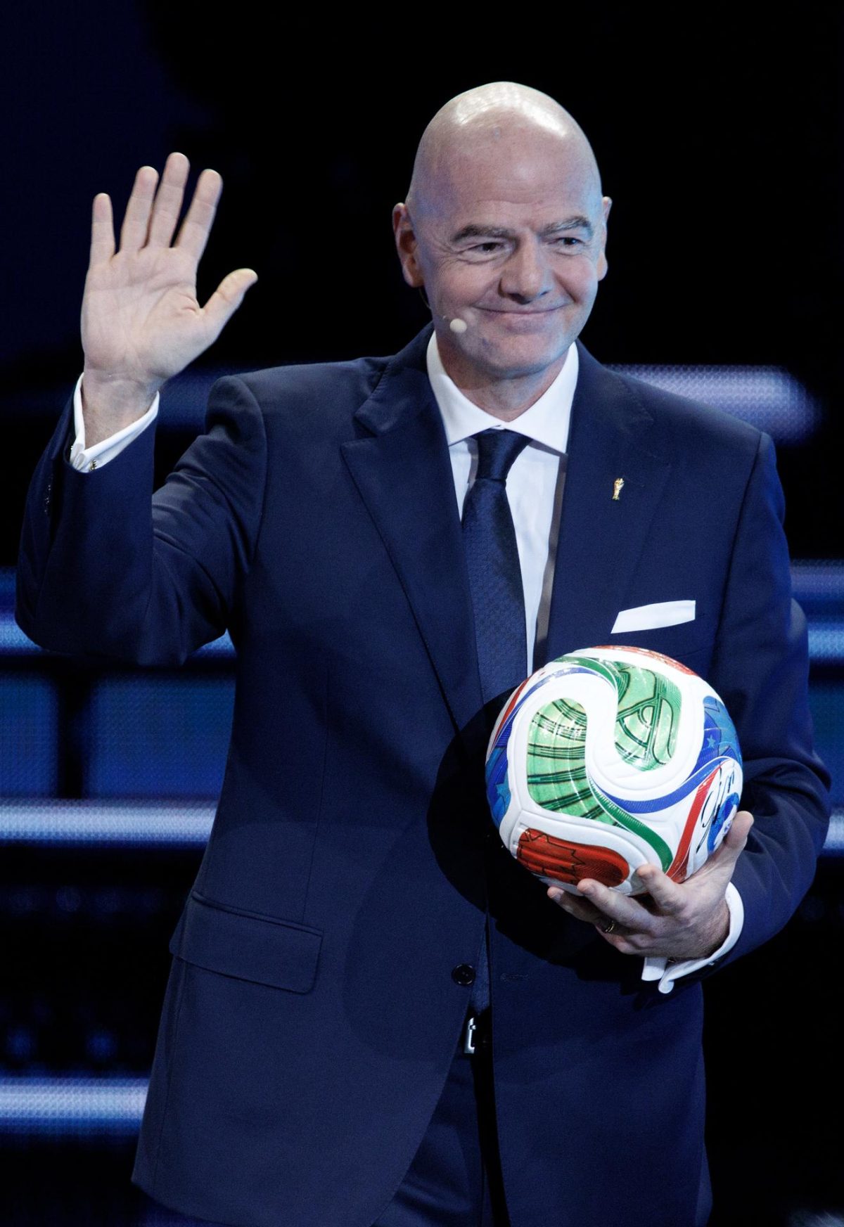 El presidente de la FIFA, Gianni Infantino, saluda a los asistentes al Foro de Negocios de América en su edición inaugural en Estados Unidos, que se celebra en el Kaseya Center en Miami, Florida. EFE/EPA/CRISTOBAL HERRERA-ULASHKEVICH
