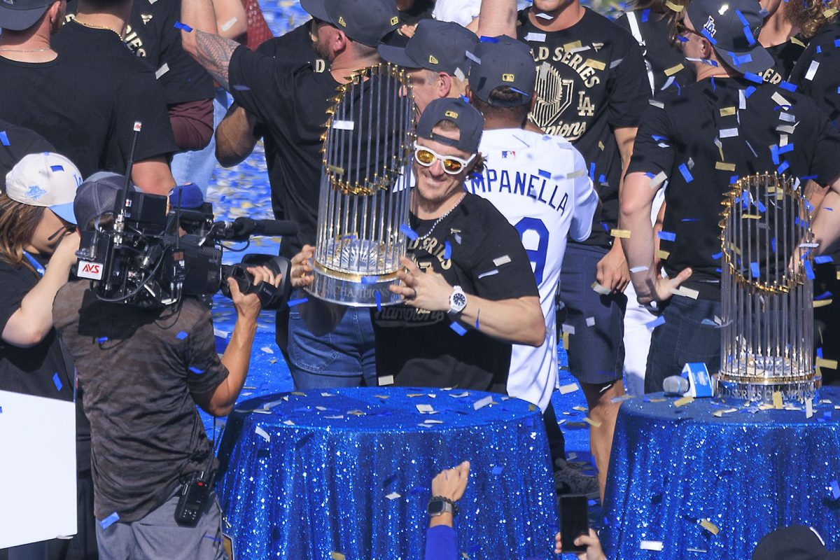 Kike Hernández (c) de los Dodgers de Los Ángeles levanta el trofeo por el título de la Serie Mundial de béisbol 2025 este lunes en el Dodger Stadium. EFE/ Javier Rojas