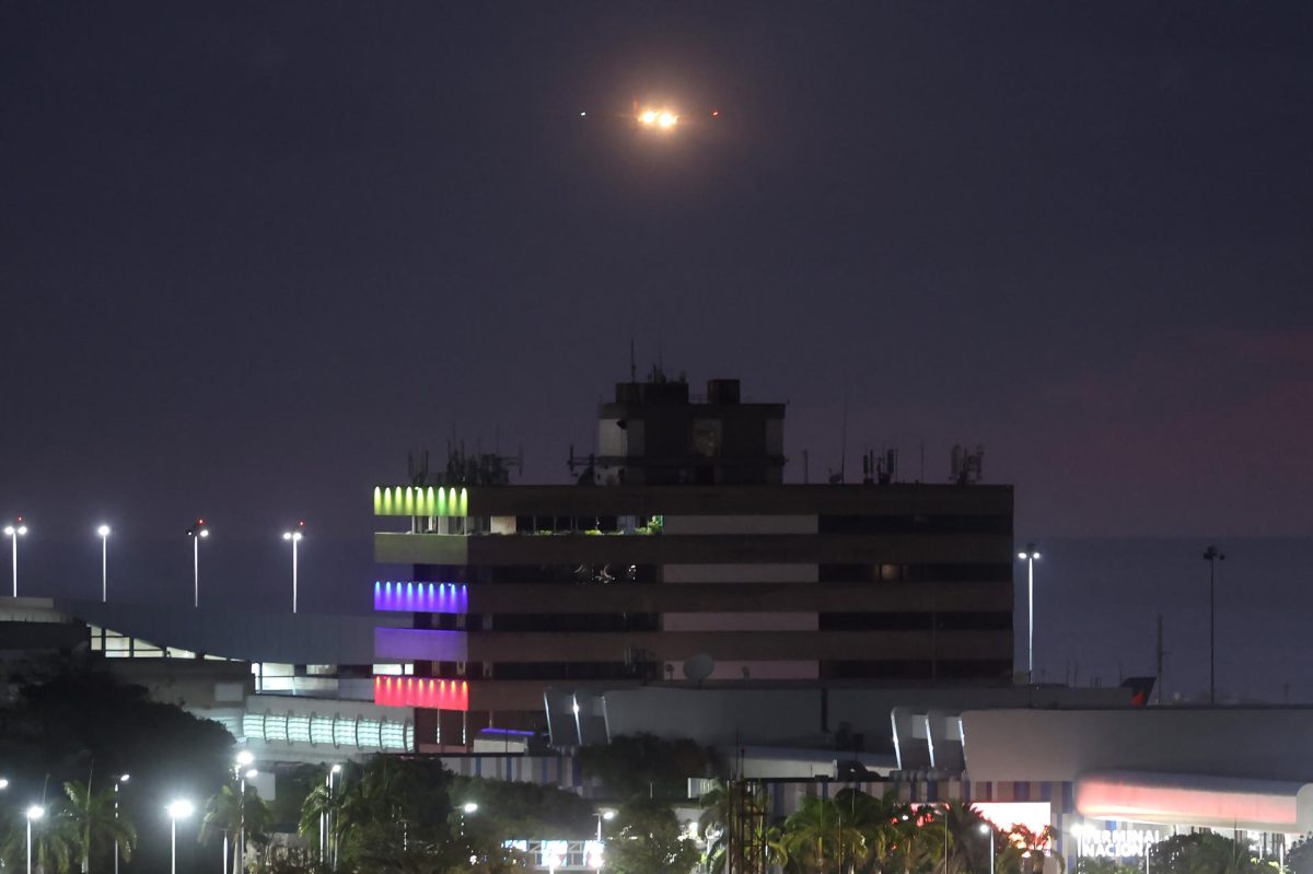 Fotografía que muestra un avión a punto de aterrizar en la pista del aeropuerto internacional Simón Bolívar este sábado, en Maiquetía (Venezuela). EFE/ Miguel Gutierrez
