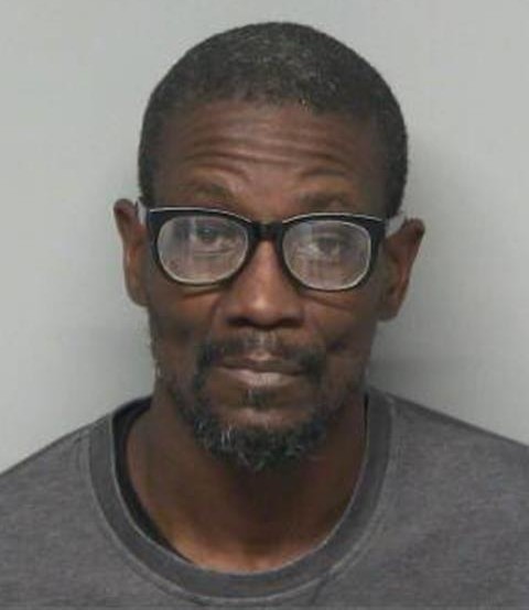 Un hombre de 51 años identificado como Antuan Delvon Tanner enfrenta ocho cargos de delito grave por robos de vehículos en Asheboro. 