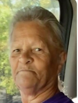 Un hombre residente de Red Springs quedó acusado de asesinato en primer grado luego de protagonizar una violenta cadena de hechos que comenzó con el robo de una ambulancia y terminó con la muerte a tiros de una mujer en el área de Maxton, informaron autoridades del condado de Robeson.