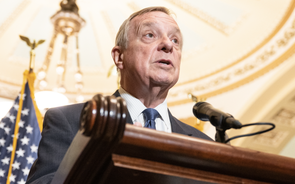 Foto del senador Dick Durbin dando un discurso