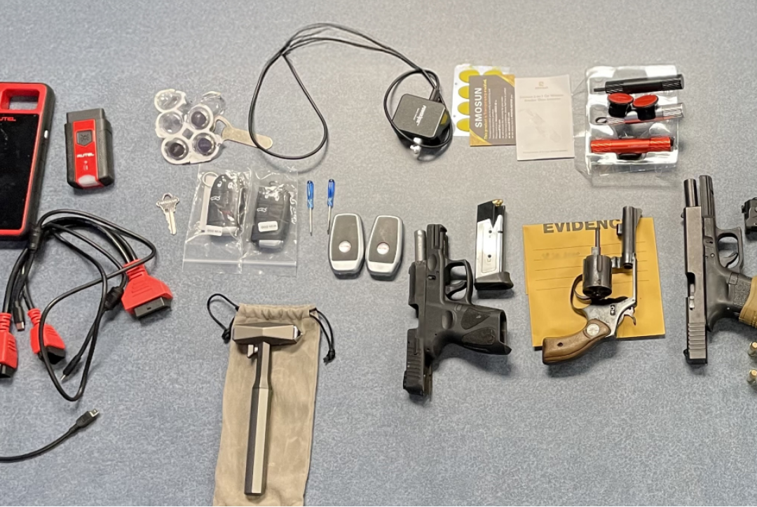 シャーロットで武器を盗まれた4人の被験者が倒れる