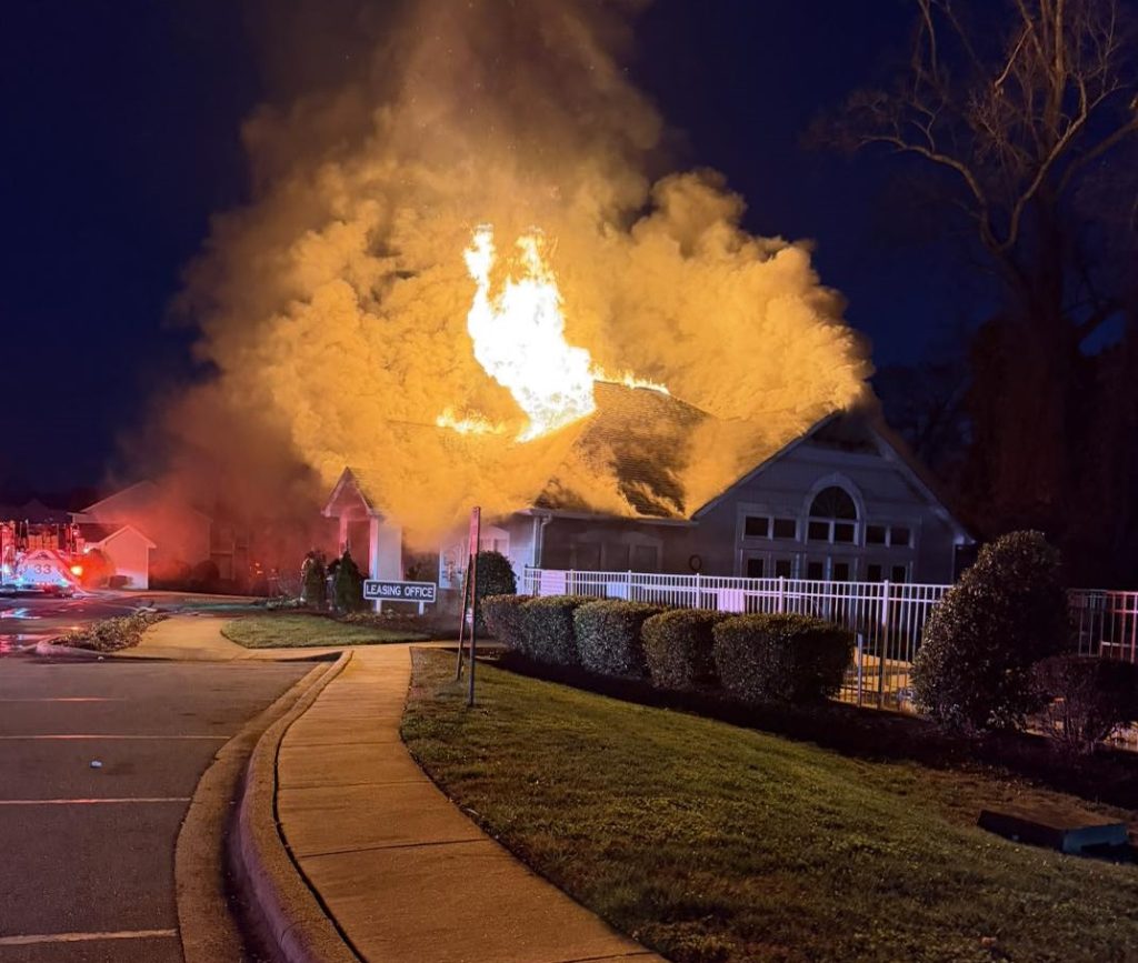 Un incendio de gran magnitud consumió un local comercial la tarde del sábado en el condado de Gaston por culpa de un pavo.