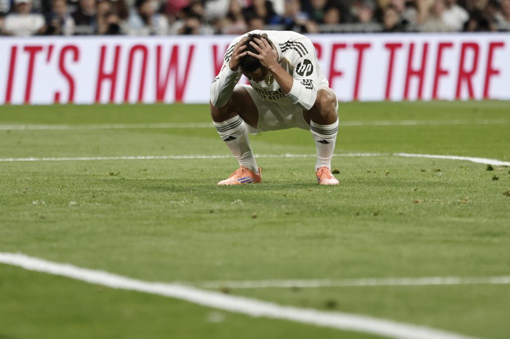 El delantero del Real Madrid Gonzalo García se lamenta tras una ocasión fallada, durante el partido de LaLiga de fútbol que Real Madrid y Celta de Vigo disputaron en el estadio Santiago Bernabéu. EFE/Sergio Pérez