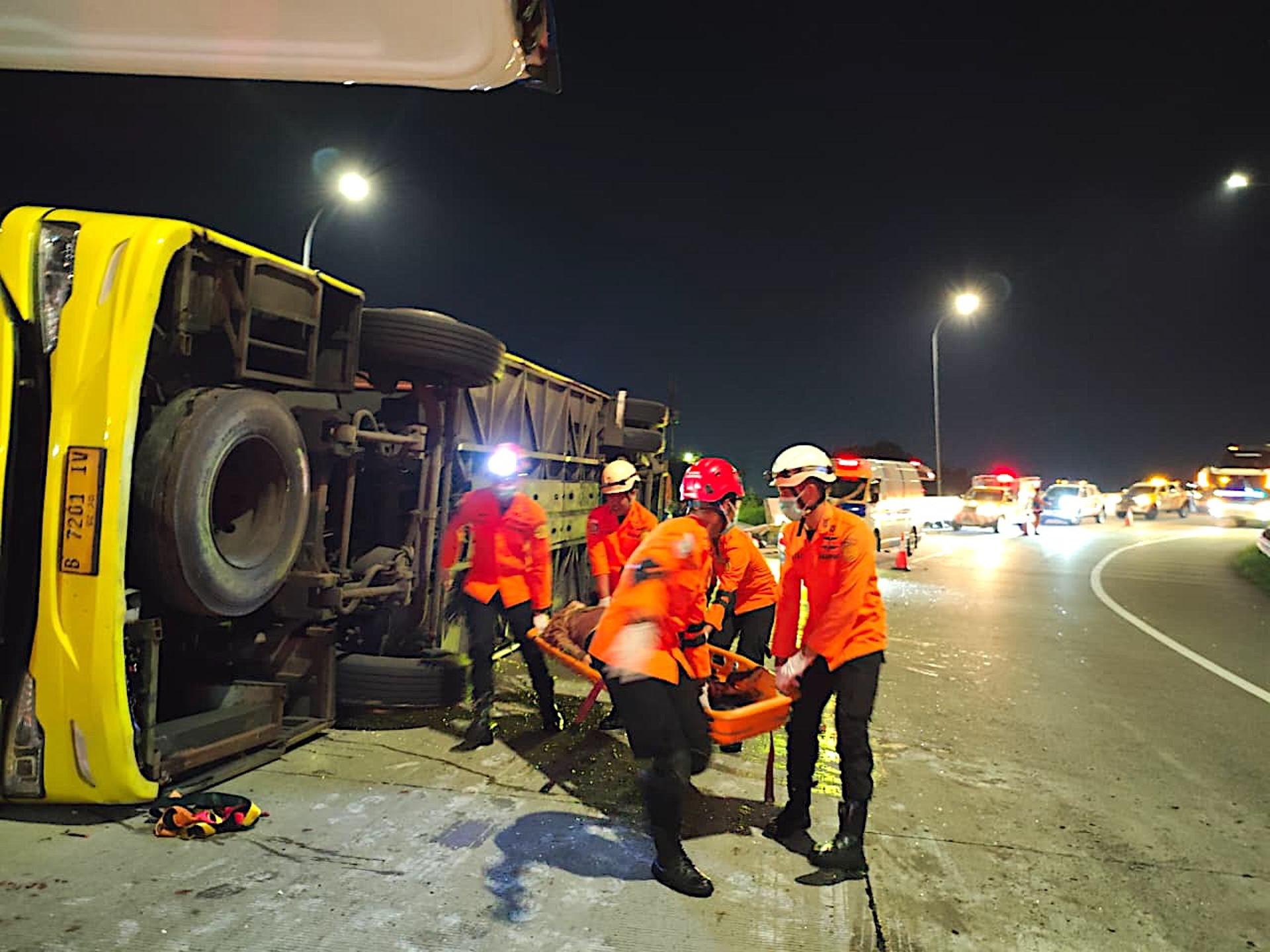 Al menos 15 muertos y 19 heridos en un accidente de autobús en la isla ...