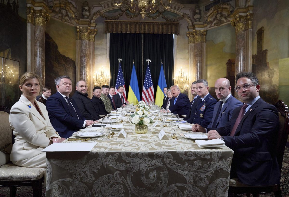 Una fotografía proporcionada por el Servicio de Prensa Presidencial muestra al presidente estadounidense, Donald Trump (5-D), y al presidente ucraniano, Volodímir Zelenski (5-I), con los miembros de su delegación, asistiendo a su reunión en Florida, EE.UU., el 28 de diciembre de 2025. EFE/EPA/PRESIDENTIAL PRESS
