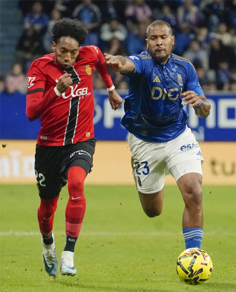 El delantero venezolano del Real Oviedo Salomón Rondón (d) pelea un balón con el defensa colombiano del Real Mallorca Johan Mojica durante el partido de LaLiga en el estadio Carlos Tartiere.Imagen de archivo. EFE/Paco Paredes