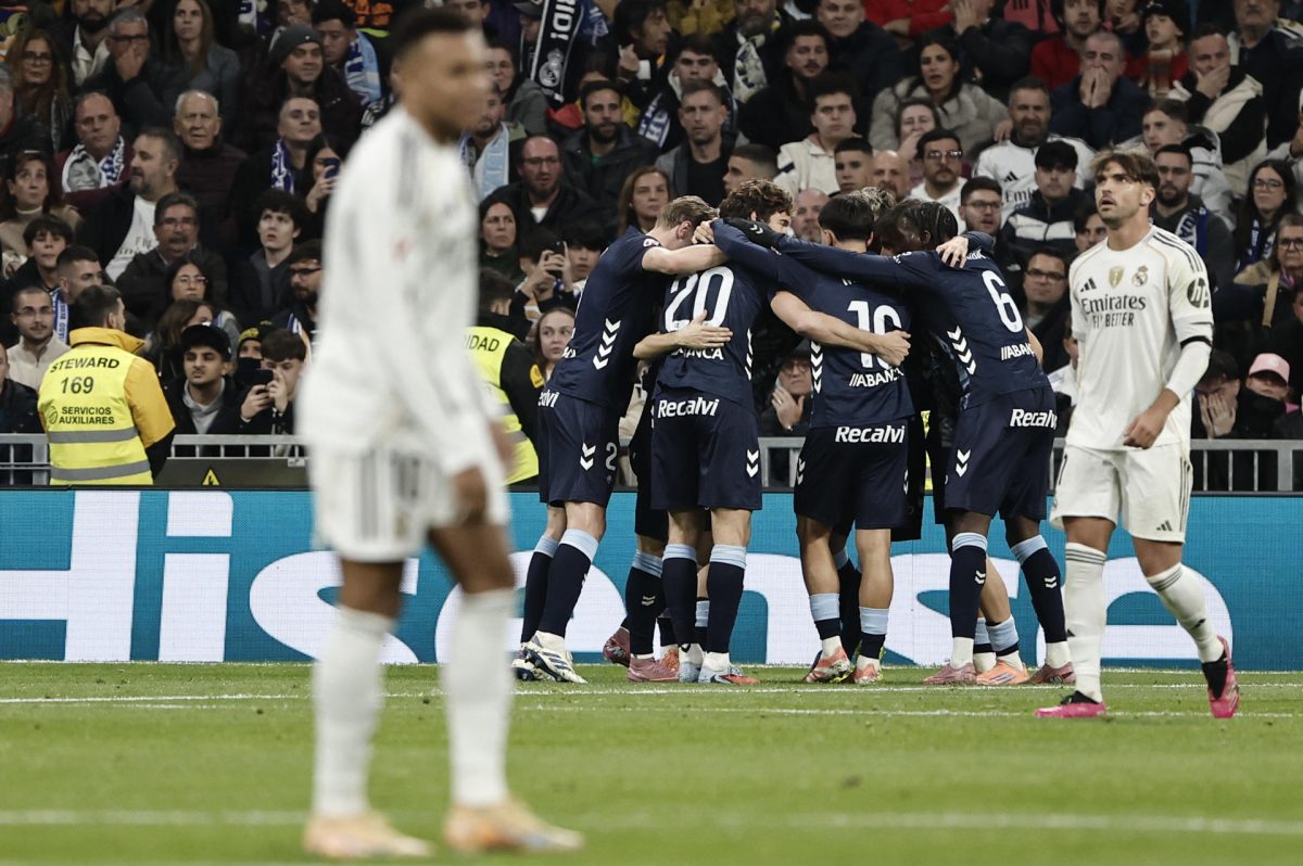 Los juagdores del Celta de Vigo celebran su gol contra el Real Madrid, durante el partido de LaLiga de fútbol que Real Madrid y Celta de Vigo disputaron en el estadio Santiago Bernabéu. EFE/Sergio Pérez
