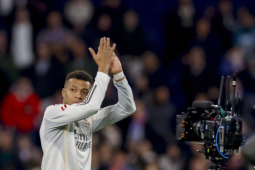 El delantero francés del Real Madrid, Kylian Mbappé, a la finalización del encuentro de la jornada 17 de LaLiga entre Real Madrid y Sevilla FC celebrado en el estadio Santiago Bernabéu, en Madrid. EFE / Javier Lizón.