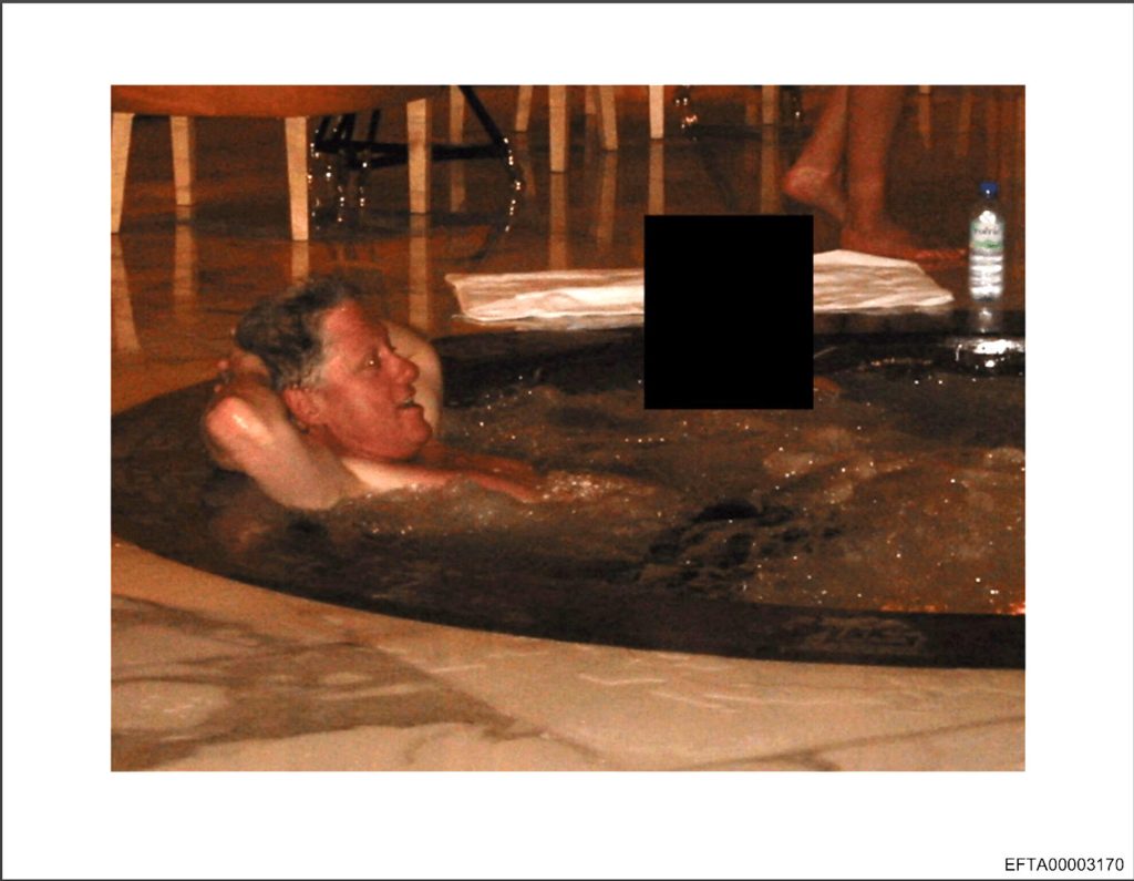 Fotografía sin fecha específica de toma, publicada por el Departamento de Justicia de Estados Unidos (DOJ) dentro de los archivos del caso del pederasta Jeffrey Epstein donde aparece el expresidente de Estados Unidos Bill Clinton en un jacuzzi, acompañado por otra persona cuyo rostro fue tapado. EFE/ Departamento de Justicia de Estados Unidos (DOJ) /