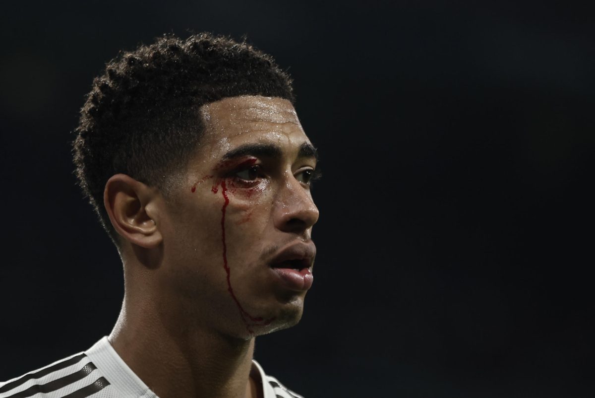 El centrocampista del Real Madrid Jude Bellingham, durante el partido de LaLiga de fútbol que Real Madrid y Celta de Vigo disputaron en el estadio Santiago Bernabéu. EFE/Sergio Pérez
