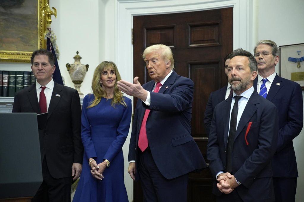 El presidente de Estados Unidos, Donald J. Trump (C), habla con los medios de comunicación después de anunciar que Michael y Susan Dell (I) han prometido una suma histórica de 6.250 millones de dólares estadounidenses para crear "cuentas Trump" para niños, en la Sala Roosevelt de la Casa Blanca en Washington, DC, EE.UU., el 2 de diciembre de 2025. EFE/EPA/YURI GRIPAS / POOL