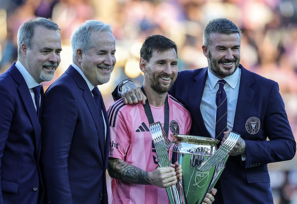 Los dueños y directivos del Inter Miami, Jose Mas (i), Jorge Mas (2-i), y David Beckham (d), posan con Lionel Messi y el trofeo de campeones de la MLS. EFE/EPA/CRISTOBAL HERRERA-ULASHKEVICH
